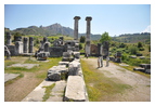 Южная стена храма Артемиды и Зевса. Справа видны основания для колонн (римский период). По замыслу здесь должен быть крытый портик (вид с запада)