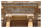 Карниз Мраморного двора. Надписи — эллинистического периода, сверху — украшения римского периода