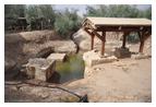 Место крещения Господа Иисуса Христа в Иордане (другой ракурс). На заднем плане по центру видно практически пересохшее ответвление, по которому вода поступала из Иордана