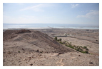 Севернее внизу видно русло пересохшего ручья Вади Нумейра (на фото — справа). Вдали видно Мертвое море