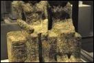 Сидящая статуя Дерсенеджа и его жены Нефретки. Розовый гранит, Древнее Царство, V династия, ок. 2400 г. до Р.Х. Берлинский Новый музей. АМ 23720.