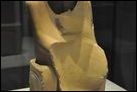 Сидящая статуя неизвестного человека. Известняк, Абусир (?), Раннее Царство, I династия, ок. 2950 г. до Р.Х. Берлинский Новый музей. АМ 21839.