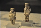 Две фигуры женщин с детьми. Слоновая кость, ок. 3000 г. до Р.Х. Берлинский Новый музей. AM 14441 и AM 17600.