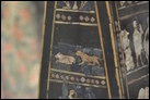 Штандарт города Ура. Из Месопотамии, ок. 2500 г. до Р.Х. Британский музей ME 121201. Данный объект назван "штандартом" во время раскопок Леонардом Вулли, потому что был найден в большой царской гробнице (разграбленной еще в древности), причем он располагался рядом с плечом человека так, как если бы данный предмет несли на шесте, как военный штандарт. Внутри он пуст и его назначение до сих пор неизвестно. Со всех четырех сторон штандарт украшен мозаичными изображениями, выполненными из различных материалов. Каждая сторона разделена на три части. На торцовых поверхностях изображены причудливые картины, на длинных панелях — картина войны, а также картина мира и благополучия. Эти две картины отражают представления о двух аспектах правления шумерского царя: как воина и как посредника между своим народом и богами.