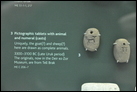 Пиктографические таблички с животным и числами. Из Месопотамии, 3300-3100 гг. до Р.Х. Британский музей. ME C 206-7.