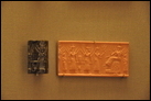 Аккадская цилиндрическая печать и ее отпечаток. Из Месопотамии, ок. 2300-2150 гг. до Р.Х. Британский музей. ME 129478. Владелец этой печати стоит в конце процессии богов плодородия, идущих к богине плодородия, сидящей на стоге сена. Один из богов несёт плуг, двое других несут коробку. Скорпион, изображенный внизу, символизирует плодородие.