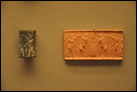 Аккадская цилиндрическая печать и ее отпечаток. Из Месопотамии, ок. 2300-2150 гг. до Р.Х. Британский музей. ME 89308. Изображены человекобык и обнаженный герой, которые напали на двух разъяренных бизонов. Каждый из них находится по разные стороны холма, на котором растёт дерево.