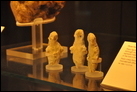 Необработанные человеческие статуэтки гробницы G2 из Баб-эд-Дра. Глина, окрестность Мертвого моря, 3300-3100 гг. до Р.Х. Британский музей. МЕ 1998-7-13, 31-33. Гробница G2 из Баб-эд-Дра содержала остатки двух людей (взрослого и молодого), три необработанные человеческие статуэтки и тридцать глиняных сосудов. К гробнице спускалась неглубокая вертикальная шахта, вырытая в гравии. Шахта вела к дверному проему, который был завален валунами и давал доступ к овальному помещению гробницы размером примерно 2,2 x 1,8 м.