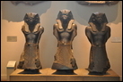 Три статуи царя Сенусерта III (1872-1853 гг. до Р.Х.). Черный гранит, Дейр эль-Бахри, ок. 1850 г. до Р.Х. Британский музей. EA 684, 685, 686. Эти три статуи свидетельствуют о прекрасном качестве изготовления скульптурных портретов в поздний период XII династии. Лица изготовлены великолепно, хотя уши большего размера по сравнению с большинством статуй того же периода.