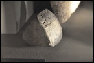 Булла. Глина, Умма, Ирак, 2036 г. до Р.Х. Григорианский египетский музей. D619. Использовалась для того, чтобы запечатывать ящик с клинописными табличками.