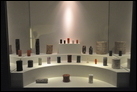 Коллекция цилиндрических печатей из различных материалов. IV-I тыс. до Р.Х. Берлинский музей Пергамон. Для изготовления цилиндрических печатей использовались различные материалы, прежде всего — драгоценные камни. Предложенный здесь набор показывает многообразие драгоценных камней: темно-синий лазурит, яркий карнеол, темно-красный яспис, блестящий гематит, а также прозрачный горный хрусталь.