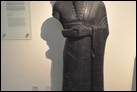 Статуя, посвященная царю Пуюр-Эштар (Puyur-Eschtar). 1950 г. до Р.Х. Берлинский музей Пергамон. Инв. номер не указан в экспозиции музея. Статуя выше человеческого роста.