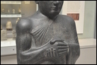 Статуя Гудеа. Месопотамия, XXII в. до Р.Х. Британский музей. ME 122910. Гудеа — царь г. Лагаша, правил ок. 2150 г. до Р.Х. Царь изображен как верный служитель и посланник своего бога. Почтительная поза, когда руки сложены впереди, а также одеяние, накинутое через плечо, отражают традицию обетных статуй более ранней эпохи.