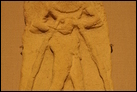 Глиняная фигура. Из Ура, 2000-1600 гг. до Р.Х. Британский музей. ME 116813. Магический дух держит сосуд, из которого течет бесконечный поток воды.