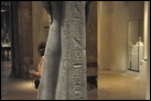 Статуя молящегося фараона Аменемхета III. Долорит (горная порода, химически и по минеральному составу являющаяся аналогом базальта), Мемфис, Среднее Царство, XII династия, ок. 1840-1800 гг. до Р.Х. Берлинский Новый музей. АМ 1121.