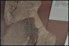 Вавилонская история потопа. Клинописная табличка. Из Месопотамии, ок. 1635 г. до Р.Х. Британский музей. ME 78941. Это  одна из трех табличек, содержащих "Эпос об Атрахазисе", герое вавилонской истории о потопе. В табличке говорится о том, как боги предприняли несколько попыток уничтожить человечество, которое стало слишком шумным. Наконец, боги условились потопить мир. Бог мудрости Энки тайно предупредил своего приверженца Атрахазиса о том, что должно произойти, тем самым позволив ему приготовить ковчег, в котором он, его домочадцы и животные были спасены.