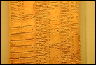 Клинописная табличка. Список синонимов. Глина, Месопотамия, 1500-539 гг. до Р.Х. Британский музей. ME K 4375. Писари иногда встречают редкие или сложные слова. В этом списке подобные слова объясняются через использование синонимов, соединенных с ними в параллельные столбцы. Во многих случаях цифра "два" , написанная двумя вертикальными штрихами, используется для выражения "то же самое" .