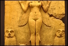 "Царица ночи". Месопотамия, XVIII в. до Р.Х. Британский музей. ME 2003,0718.1. Одна из древних месопотамских богинь. Возможно, это Иштар, богиня плотской любви и войны, или Эрешкигал, сестра Иштар и её соперница, которая правила подземным миром. Изначально изображение было красного цвета. На богине головной убор с рогами, она держит сосуд и кольцо справедливости (оба являются месопотамскими символами божественности). Её разноцветные крылья опущены, а ноги переходят в когти, как у сов, что сидят позади её. Богиня стоит на спинах двух львов, чешуйчатый узор внизу символизирует горы. Это изображение, вероятно, было сделано в Вавилонии в правление царя Хаммурапи.