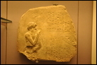 Часть обетного памятника. Сиппар, XVIII в. до Р.Х. Британский музей. ME 22454. Фигура, изображенная слева — царь Хаммурапи, правая рука которого воздета в молитве. Надпись сообщает, что статуя была посвящена богине Ашратум в её храме от имени Хаммурапи. На несохранившейся части монумента должно было быть изображение богини, обращенной к царю. Человек, сделавший посвящение Хаммурапи, назван высоким чиновником Итур-Ашдумом. Возможно, он был правителем города, находящегося под властью царя государства Мари в Сирии, и  присягнул Хаммурапи после захвата последним этой территории.