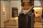 Статуя Аменхотепа III (1388-1353/1351 гг. до Р.Х.) Гранит, Фивы, ок. 1350 г. до Р.Х. Британский музей. EA 4. Эта статуя прибыла из огромного погребального храма Аменхотепа III, располагавшегося на западном берегу реки Тибр и известного как "Колоссы Мемнона". Данный храм был одним из крупнейших из когда-либо сооруженных в Египте и являлся местом пребывания многих скульптур царя и различных богов.