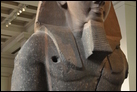 Статуя Раамсеса II (1279-1213 гг. до Р.Х.) Гранит, Фивы, ок. 1270 г. до Р.Х. Британский музей. EA 19. Это верхняя часть сидящей статуи, одной из двух, располагавшихся в царском погребальном храме. Гранит имеет два цвета, поэтому намеренно был обработан, чтобы провести различие между головой и телом. Отверстие в груди, появившееся до 1817 г., возможно, было сделано экспедицией Наполеона, пытавшейся уничтожить статую.