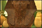Бюст фараона XIX династии. Красный гранит, ок. 1250 г. до Р.Х. Британский музей. EA 125. На голове фараона царский головной убор, указывающий на фараона эпохи Нового царства, возможно, Раамсеса II.