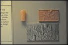Среднеассирийская цилиндрическая печать и ее оттиск. Халцедон, Месопотамия, ок. 1350-1300 гг. до Р.Х. Британский музей. ME 134855. Над двумя быками на коленях стоит бородатый герой, держа хвосты двух грифо-львов.