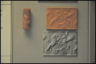 Среднеассирийская цилиндрическая печать и ее оттиск. Халцедон, Месопотамия, ок.1250-1200 гг. до Р.Х. Британский музей. ME 129572. Изображены лев, стоящий на задних лапах, и конь, расправивший крылья. Между ними лежит жеребёнок. Треугольная композиция была характерна для времени правления ассирийского царя Тикульти-Нинурты I (1243-1207 гг. до Р.Х.).