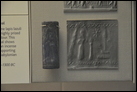 Среднеассирийская цилиндрическая печать и ее оттиск. Лазурит, Месопотамия, ок. 1400-1300 гг. до Р.Х. Британский музей. ME 89361. Полудрагоценный камень лазурит поставлялся из Афганистана и высоко ценился за его насыщенный голубой цвет. На этой большой печати изображен жрец перед курильницей для ладана и алтарем, держащий символы вавилонского бога Мардука.
