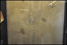Погребальные пелены. Египет, между 712-332 гг. до Р.Х. Ватикан, Григорианский египетский музей. 57859. Этот фрагмент савана находился в неукрашенном и неизвестном гробу; судя по стилю, относится к позднему периоду. На саване изображен покойный, а на его груди — бог-шакал Анубис; ниже изображены четыре сына Хоруса для защиты тела. В центральной колонке с иероглифами описываются похороны умершего, который носил имя семьи Ирет-Ирв, широко распространенное в поздний период. Считается, что рисунок был выполнен непосредственно на мумии.