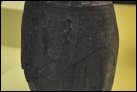 Стела с царской дарственной на землю. 667-648 гг. до Р.Х. Берлинский музей Пергамон. Инв. номер не указан в экспозиции музея. На стеле изображены символы богов и сцена заключения договора. Сте́ла (лат. stela от др.-греч. στήλη — «столб») — каменная, мраморная, гранитная или деревянная плита (или столб) с высеченными на ней текстами или изображениями. Стелы устанавливались в качестве памятных или погребальных знаков.