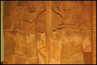 Барельеф с изображением Саргона II (ок. 765-705 гг. до Р.Х.). Хорсабад, Ирак, 710-705 гг. до Р.Х. Британский музей. ME 118822. Слева изображен царь Ассирии Саргон II, держащий длинный посох. Справа от него — высокопоставленный чиновник, возможно, его наследник Сеннахирим.