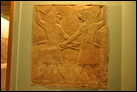 Духи-хранители. Нимруд, ок. 845-835 гг. до Р.Х. Британский музей. WA 118911. Изображенные фигуры не борются друг против друга, но охраняют от темных потусторонних сил, которые могут прийти с любого направления. Этот тип духов-хранителей был известен под названием "угаллу" ("великий лев").