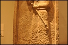 Статуя Ашшурнацирпалла II (883-859 гг. до Р.Х.). Гипс, Нимруд, IX в. до Р.Х. Британский музей. ME 118805. Монолит был найден Лейардом при входе в храм Нинурты в Нимруде. Над изображением царя расположены символы его богов-покровителей: Ассура, Шамаша, Сина, Адада и Иштар. Все грани стелы покрыты клинописными надписями. Внушительная публичная речь о правлении царя в то время могла быть прочитана и понята лишь небольшим числом людей.