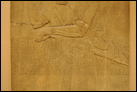 Царь Ашшурнацирапал II (ок. 883-859 гг. до Р.Х.). Нимруд, ок. 875-860 гг. до Р.Х. Британский музей. ME 124563. Это изображение царя, держащего меч и опирающегося на посох, возможно, находилось в его личной комнате.