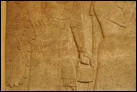 Сцена суда (фрагмент; см. также след. фото). Нимруд, ок. 865-860 гг. до Р.Х. Британский музей. WA 124564-6. Царь Ашшурнацирапал восседает среди слуг. Эта группа окружена парой крылатых духов-хранителей. Мастерство этих панелей превосходно: одежда изобилует детально проработанными прорезями, на обуви сохранились следы краски.
