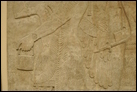 Официальные сцены (см. также след. фото). Нимруд, ок. 865-860 гг. до Р.Х. Британский музей. WA 124567-9. Группа панелей показывает череду различных сюжетов, расположенных вдоль длинной стены. На этой сцене царь держит лук и чашу и окружен прислугой.