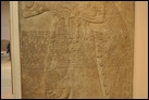 Изображения из дворца Тиглатпалассара III (745-727 гг. до Р.Х.) Нимруд. Британский музей. Тиглатпалассар III был одним из самых успешных царей Ассирии. Его завоевательные походы распространились на север в Урарту, на восток в Иран, на запад к Средиземному морю и на юг до границ Египта. Он преобразовал покоренные государства в провинции, которые управлялись напрямую ассирийскими сатрапами. К концу своего правления Тиглатпалассар начал строить новый (центральный) дворец в Нимруде, но не смог завершить строительство. Впоследствии ассирийский царь Асархаддон (680-669 гг. до Р.Х.), решил построить другой дворец (юго-западный). Когда в 1840-е гг. археолог Остин Лейард начал раскопки обоих дворцов, он обнаружил, что множество чеканных работ из центрального дворца были приготовлены для перемещения в новый дворец Асархаддона, а некоторые уже были туда перенесены. Немало из них заржавели со стороны стены и лишь некоторые сохранились в хорошем состоянии.