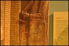 Барельеф с изображением ассирийского придворного. Хорсабад, Ирак, ок. 710-705 гг. до Р.Х. Британский музей. WA 118823. Безбородый человек (возможно, евнух) стоит перед царём с аккуратно сложенными руками, что выражает почтение. Вероятно, он принадлежал к кругу придворных.
