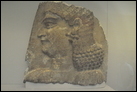 Голова евнуха в красной повязке. Хорсхабад, Ирак, ок. 710-705 гг. до Р.Х. Британский музей. ME 118825. Часть композиции, изображающей посещение царя придворными.