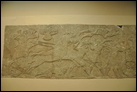 Сцена битвы (см. также след. фото). Нимруд, ок. 865-860 гг. до Р.Х. Британский музей. WA 124540. Царь Ашшурнацирпал II в колеснице атакует вражескую пехоту. Ему помогает божество, которое летит перед ним и также пускает стрелы. Битва продолжается на сцене справа (см. след. фото).