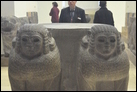 Основание колонны с двумя сфинксами. Базальт, Самаль / Зенджирли (Турция), VIII в. до Р.Х. Берлинский музей Пергамон. VA 3018.