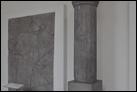 Колонна. Базальт, Асcирия, IX в. до Р.Х. Берлинский музей Пергамон. Инв. номер не указан в экспозиции музея.