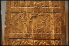 Черный обелиск Салманасара III. Сторона А. Рельеф 2. Салманасар под зонтом принимает "дань Иауа из дома Хумри" в 841 г. до Р.Х. Это — израильский царь Ииуй (из династии или "дома" Амврия / Омри), о котором говорится в Библии (4 Цар 9-10).