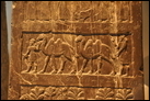 Черный обелиск Салманасара III. Сторона А. Рельеф 3. Слуги приносят "дань из Мусри: двугорбых верблюдов". Мусри, что означает "пограничье", вероятно, относится к стране, находящейся далеко на востоке.