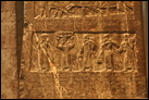 Черный обелиск Салманасара III. Сторона А. Рельеф 5. "Дань от Карпарунды Патинеянина: серебро, золото, олово, "крепкая" бронза, слоновая кость, черное дерево".