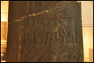 Черный обелиск Салманасара III. Сторона С. Рельеф 1. Двое слуг приводят "двугорбых верблюдов" из Гилзану.