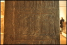 Черный обелиск Салманасара III. Сторона С. Рельеф 2. Более пяти данников из Израиля с "золотым кубком, золотой миской, золотыми чашами, золотыми ведрами, оловом, "царским посохом", копьями".