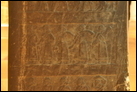 Черный обелиск Салманасара III. Сторона С. Рельеф 4. Пять данников с "серебром, золотом, золотыми ведрами, слоновой костью [бивнями], копьями" из Сухи.