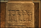 Черный обелиск Салманасара III. Сторона D. Рельеф 1. Пять данников с "серебром, золотом, оловом, бронзовыми котлами, "царскими посохами" из Гилзану.